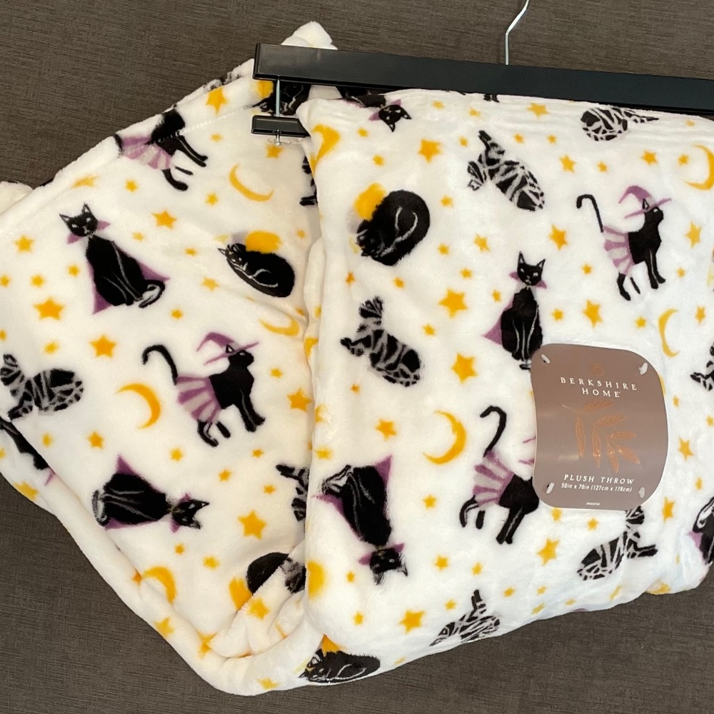 Berkshire Home HALLOWEEN Cat Plush Throw - Picture 6 of 6